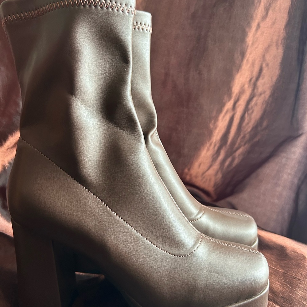 Elegant Brown Women's Boots